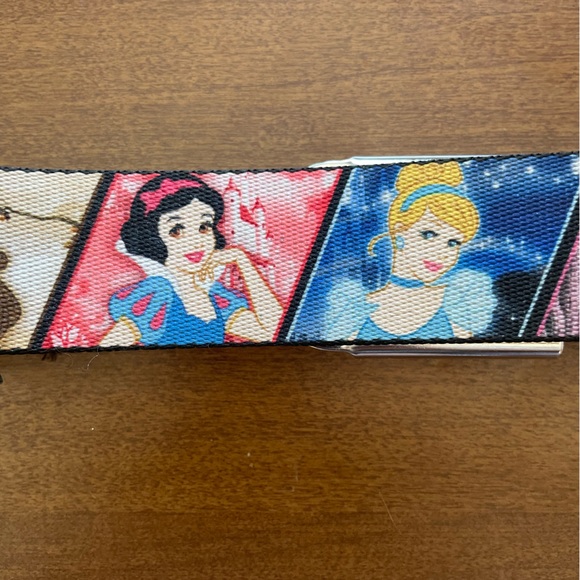 Adorable, seatbelt buckle belt   featuring the Disney princesses - Picture 5 of 6